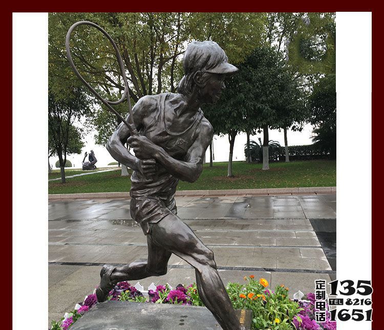 學(xué)院廣場打網(wǎng)球的運(yùn)動員玻璃鋼仿銅雕塑