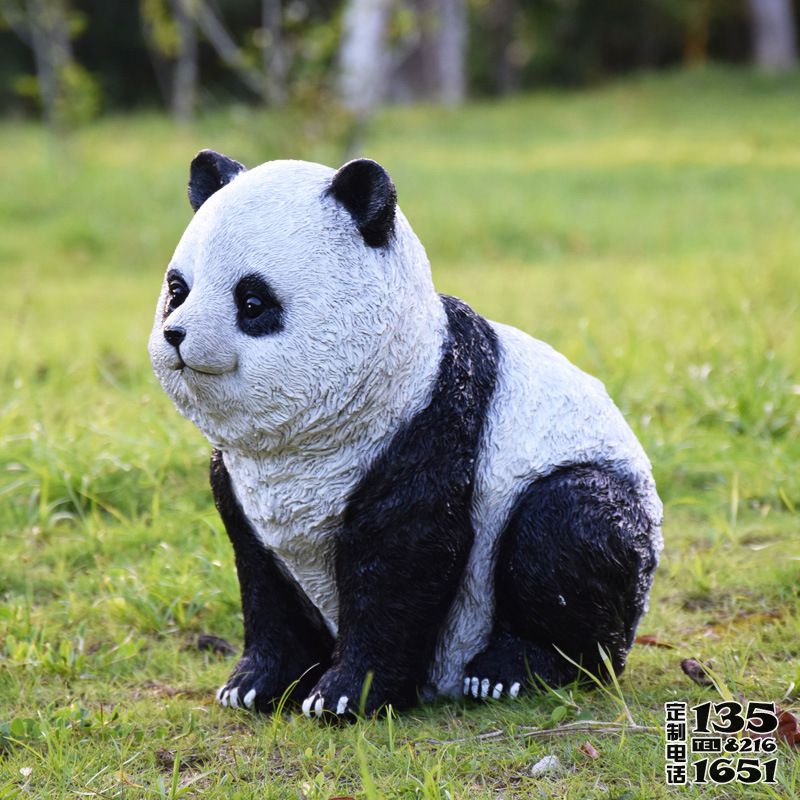 廣場(chǎng)觀光區(qū)蹲坐姿態(tài)玻璃鋼仿真熊貓雕塑