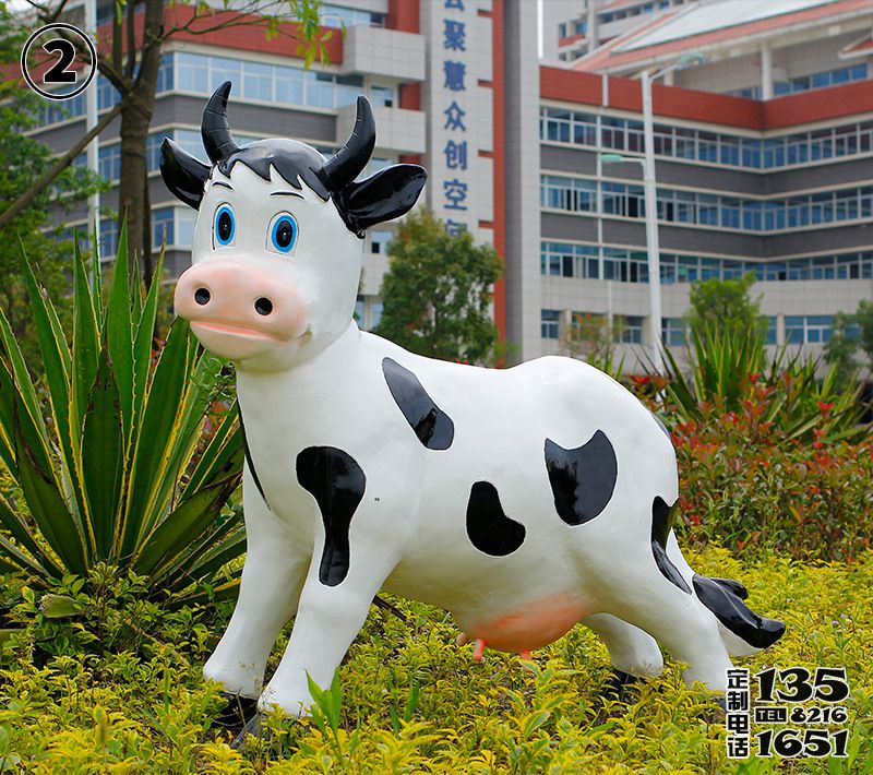 廣場(chǎng)一只奔跑的玻璃鋼牛雕塑