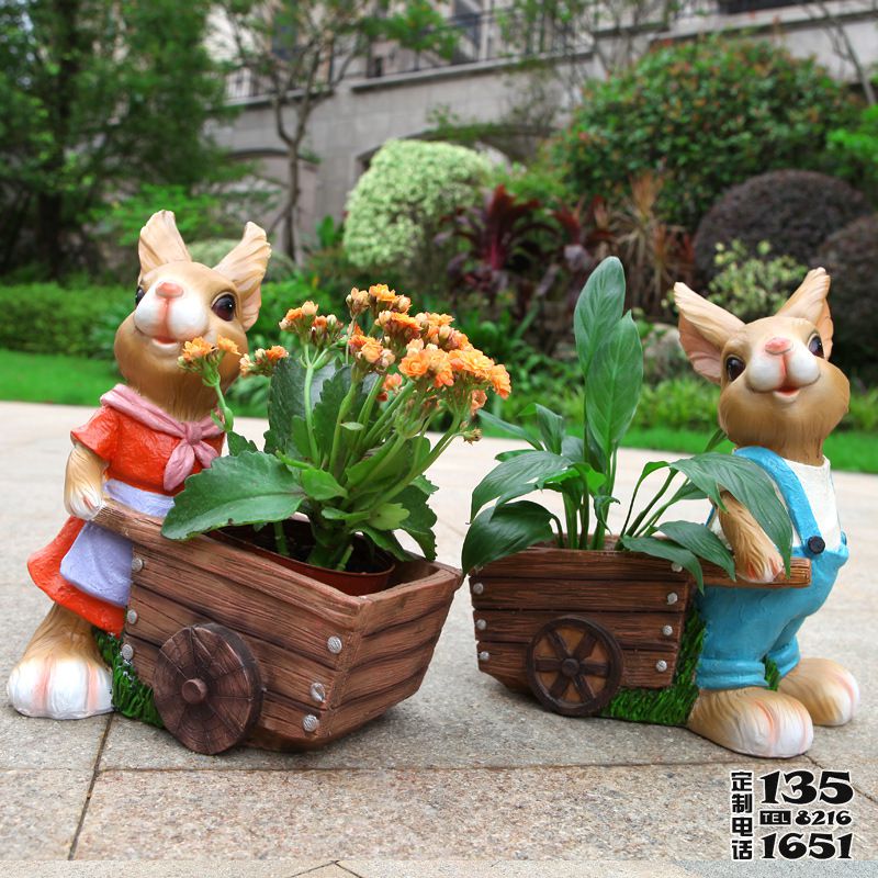 公園兩只拉著小推車(chē)的玻璃鋼彩繪兔子雕塑